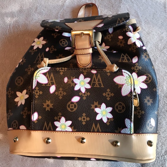 Bought in Mexico, never used it . Designer Style with outside/inside pockets - Picture 1 of 3